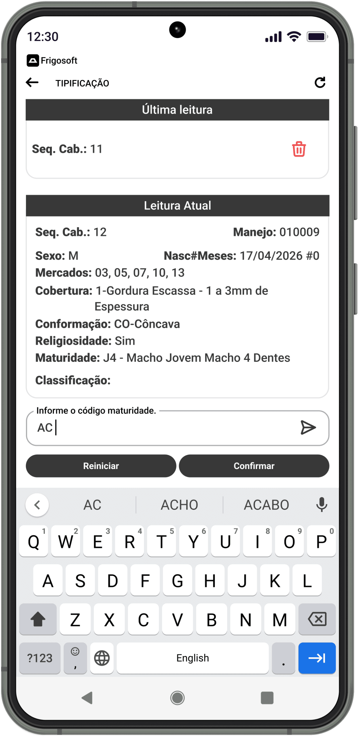 Smartphone com o aplicativo Frigosoft aberto na tela de dados de uma tipificação feita por IA