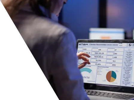 Profissionais analisando dashboards e indicadores do BI Atak