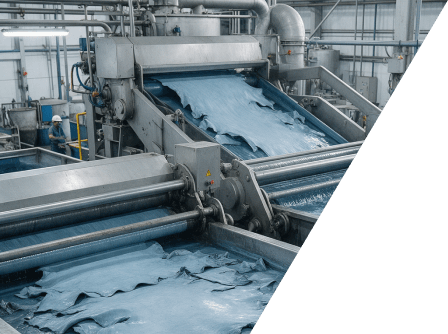 Chão de fábrica de curtume com área de processamento de couro